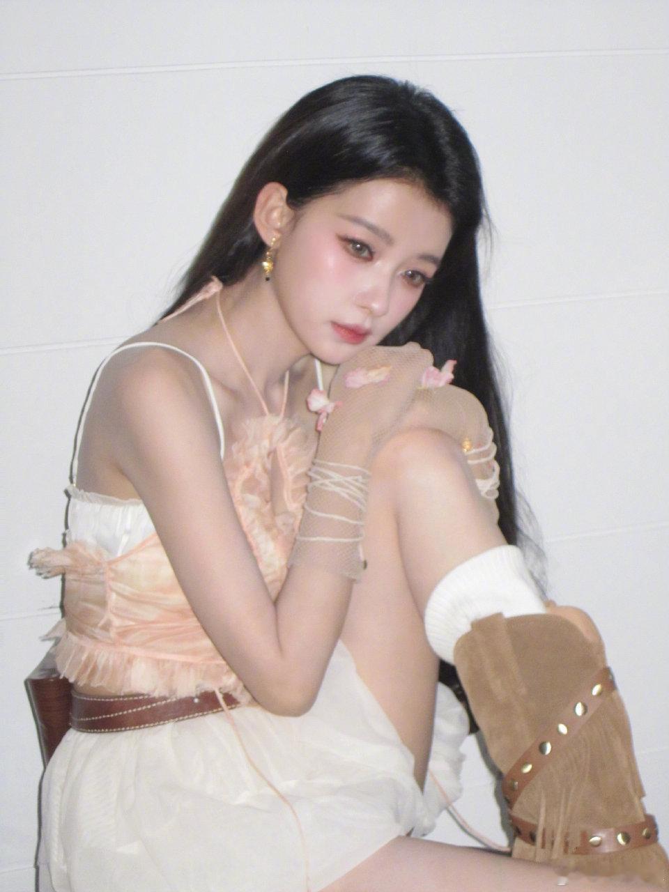 孙怡直播啃火腿肠孙怡沉浸式啃火腿肠名场面，这才是女明星该有的松弛感！孙怡直播沉浸