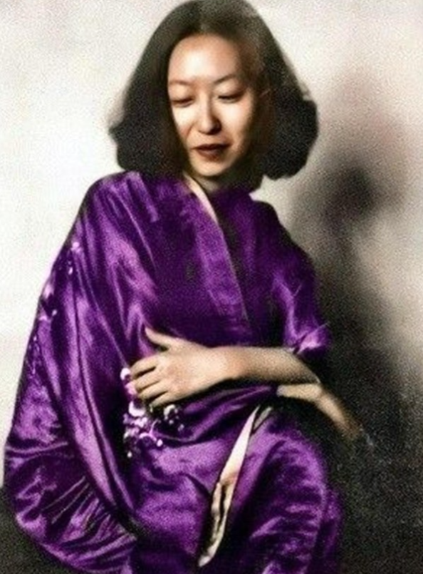 1940年的一天，20岁的张爱玲正在房间里洗澡，母亲黄逸樊突然推门闯了进来。她来
