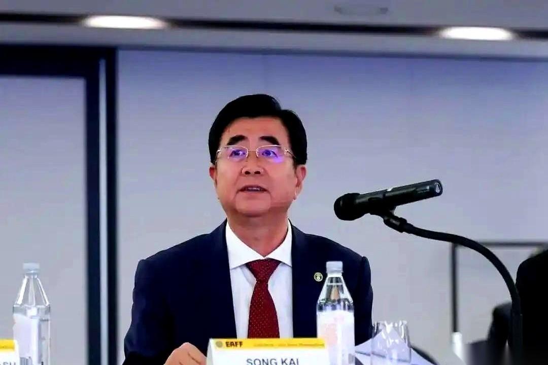 足协主席宋凯最近为了给国足约几场像样的热身赛，把能打的电话几乎都打遍了。原本想