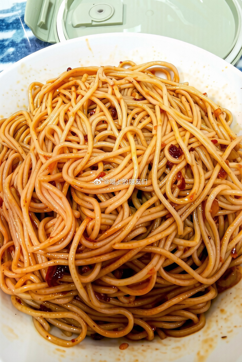 早餐：干拌面+西红柿鸡蛋。今天的干拌面没放油辣椒或红油，用的鹿茸菇酱、蒜蓉酱、味