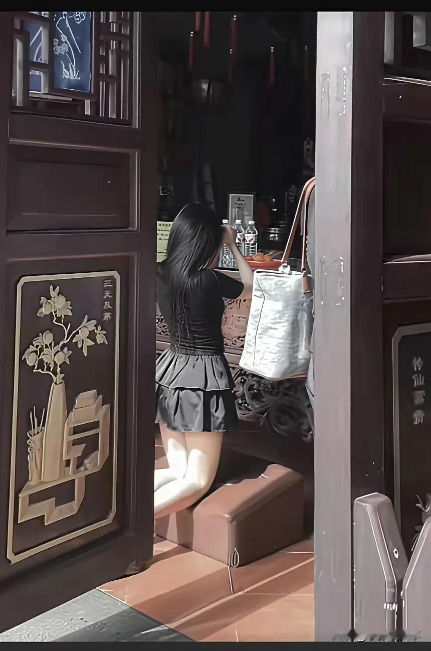 这么漂亮的女孩，她在求什么呢？