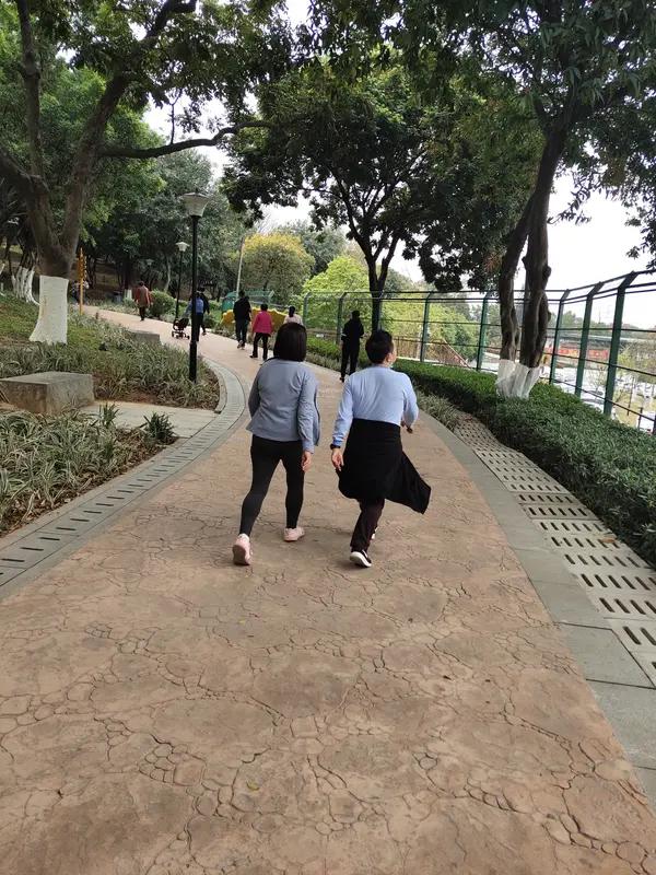 【38岁同事猝然离世，背后隐藏的健康警钟，千万别等“头晕”变噩梦！】前几天，我