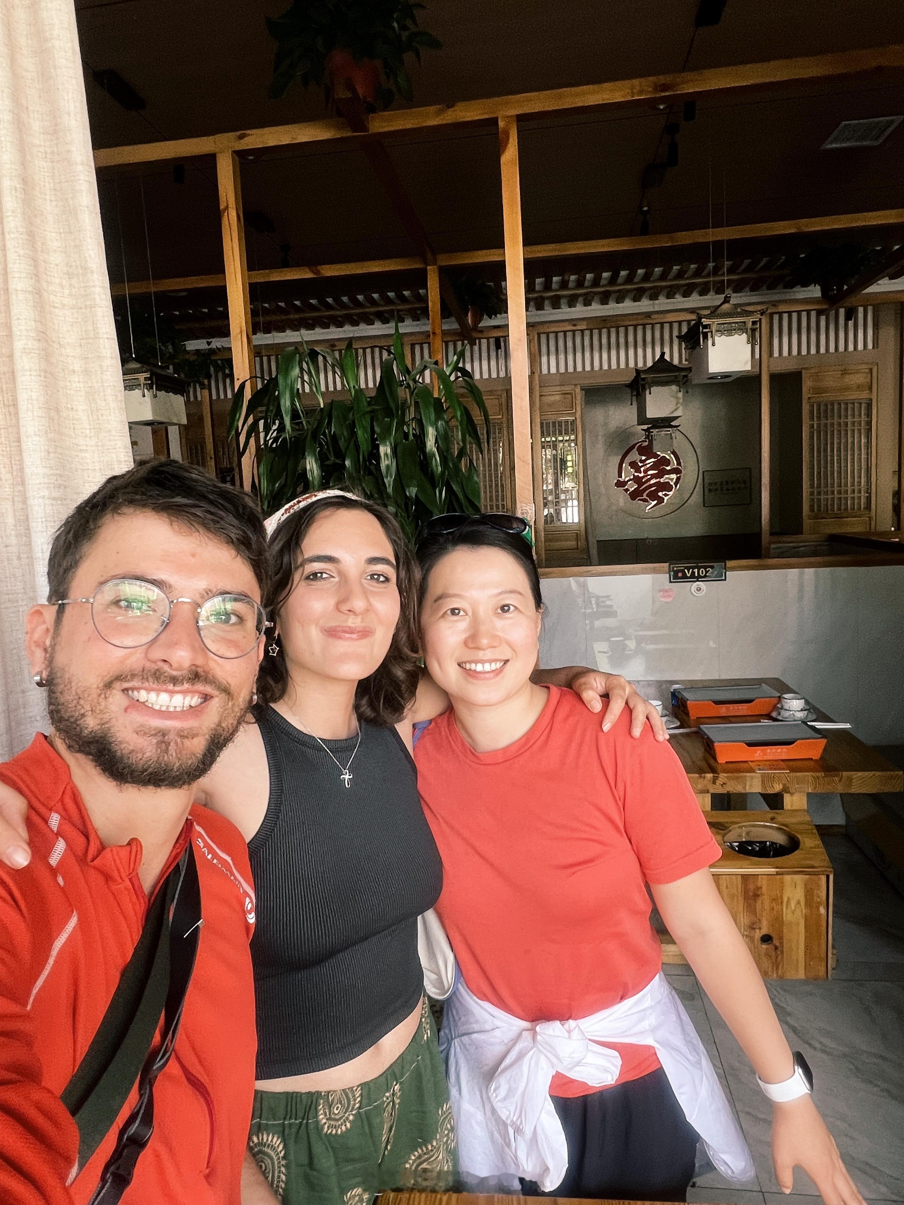 在嘉峪关的一家餐厅结账时，偶遇了两位来自意大利、自西向东、陆路旅行的“现代马可·