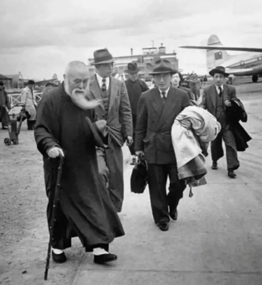 1949年，于右任专程从台湾赶回重庆接妻女，到了门口才知道，妻女几天前刚去了成都