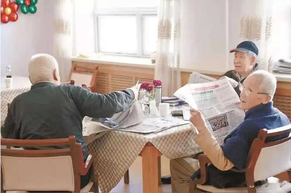 一直以为养老院是老人安享晚年的好去处，有人照顾、三餐不愁、省心安稳。可听完一位资深养老院护工的爆料，