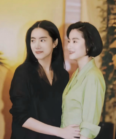 林青霞和当年的替身合影，长得太像了，尤其是侧脸​​​