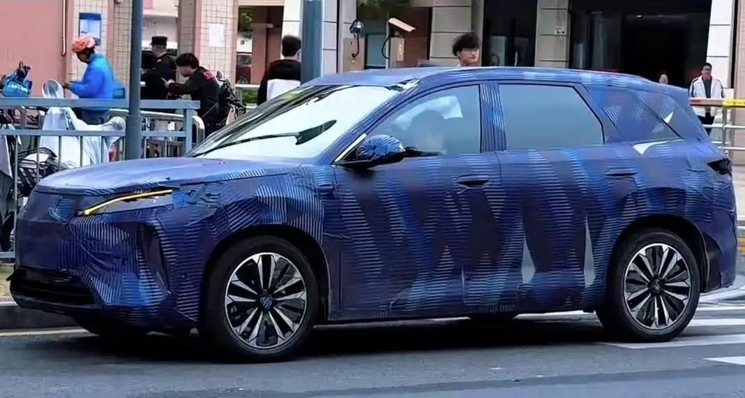 比亚迪元系列新车，插混版应该相当于宋Pro换代，主打10万级4米7的市场，估计之