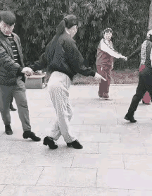 真佩服这两个人，真是太有才了，跳个舞都能整出个新花样！我看了半天，我也没看懂