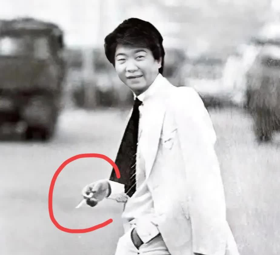 蔡澜烟不离手活到了83！他曾说过，抽烟伤肺、喝酒伤肝、吃肉伤胃，可是，不