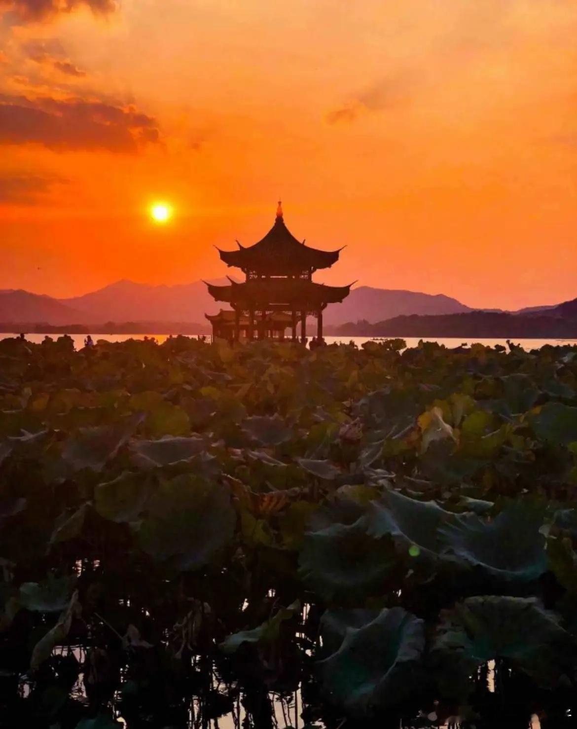 创新药板块，不是一个大起大落的板块，它“牛”起来的时候，不会短时间结束，是以年为