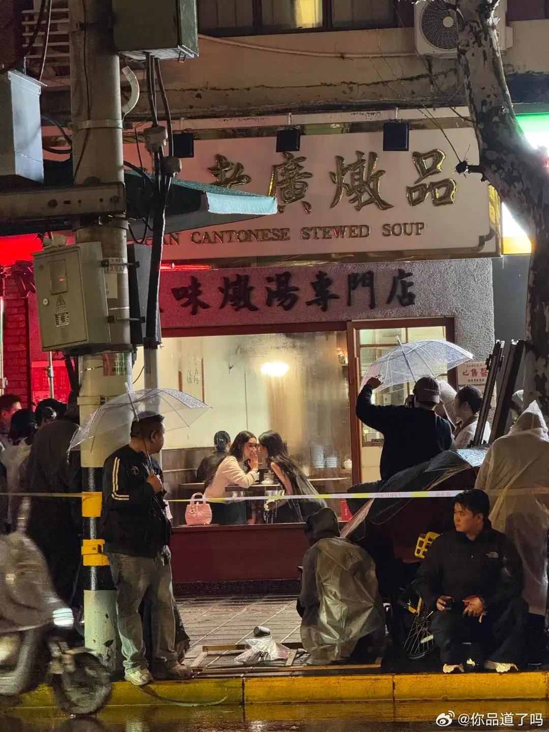 又聊上了！周也王玉雯上海被偶遇，两人聊的好开心，都快抱一起了