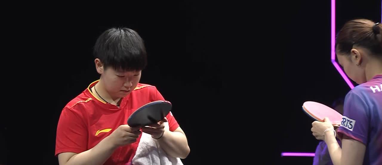 细心的观众可能发现了，WTT横滨冠军赛与桥本帆乃香的比赛中，孙颖莎极其仔细而认真