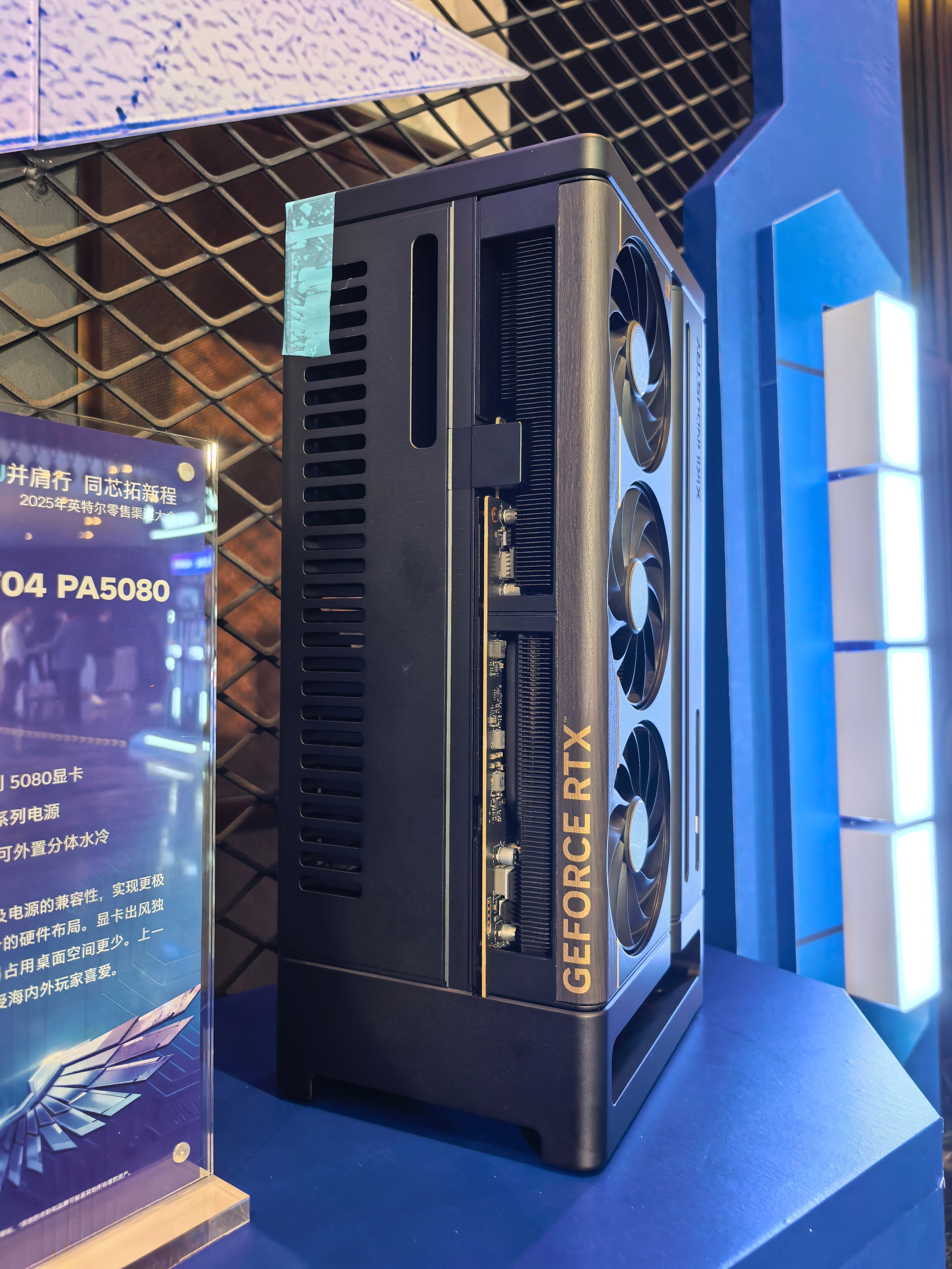 XiiKii厂长的大作，和显卡浑然一体的FF04，他能把5000元的机箱卖出快两