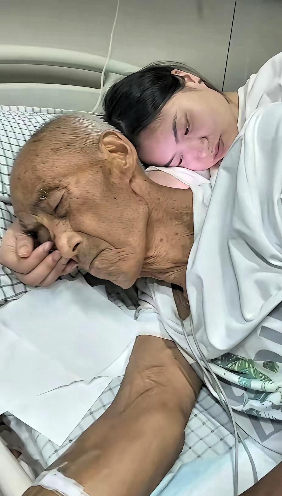 爷爷生病住院了，孙女到医院照顾爷爷，隔壁床的病友说，孙女没来医院之前，独自住院的