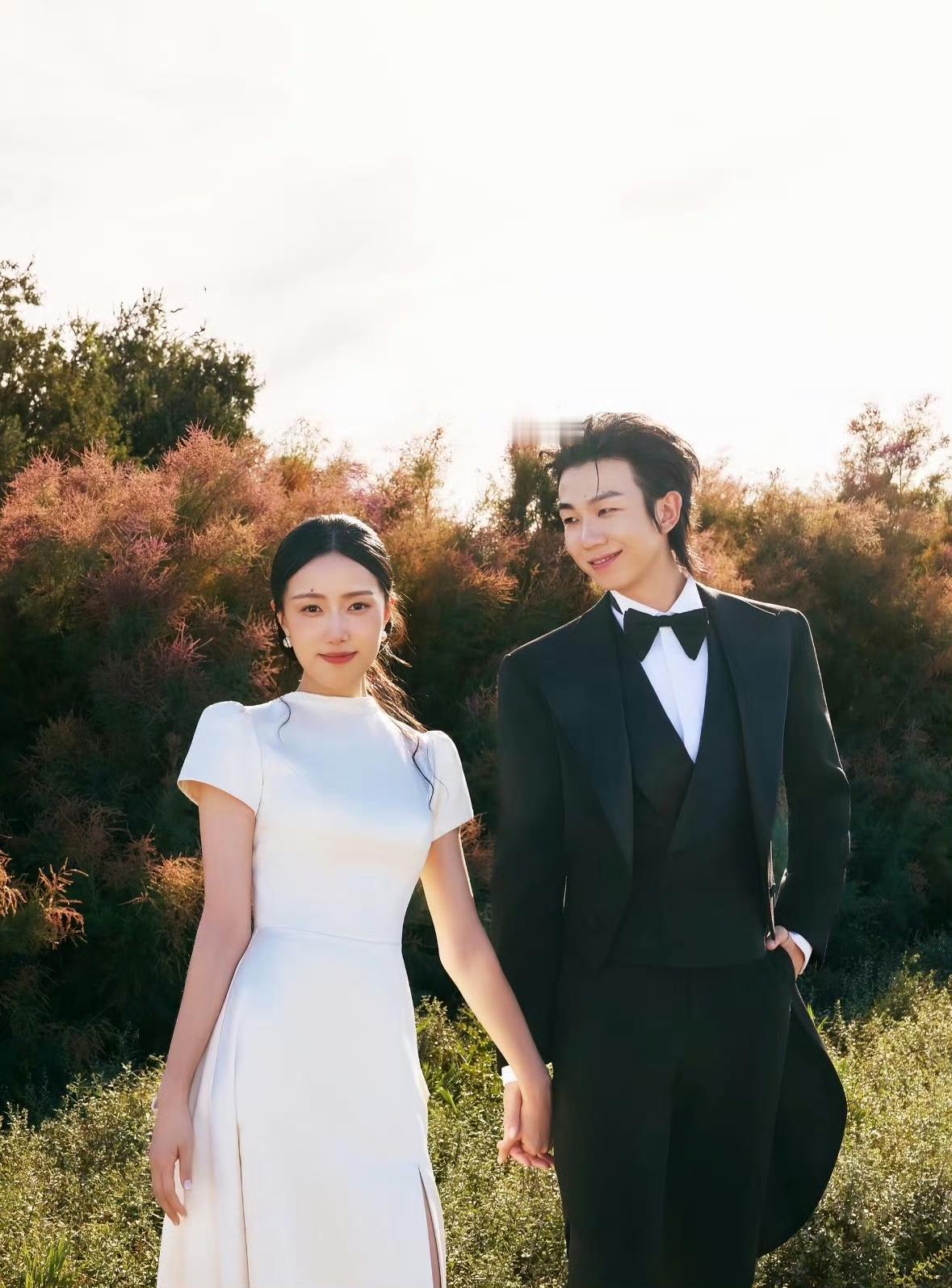 白举纲晒婚纱照，字里行间皆是对妻子的珍视！！！近日，白举纲晒出婚纱照，补办属