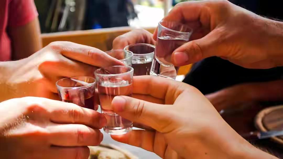 喝喜酒喝出人命，家属把新人告上法庭索赔38万！最近，新疆的一场婚宴让人唏嘘不