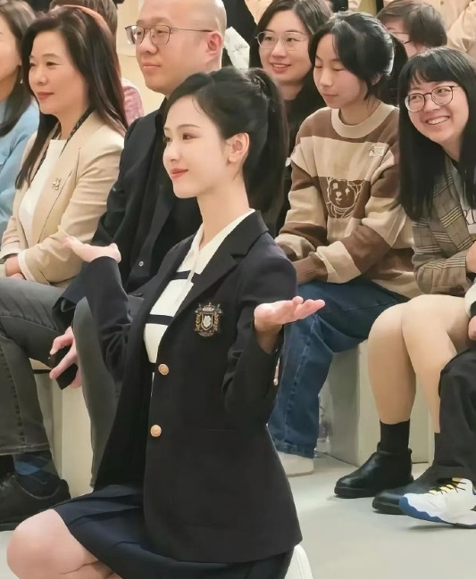 这应该是校服的天花板了吧？​​​