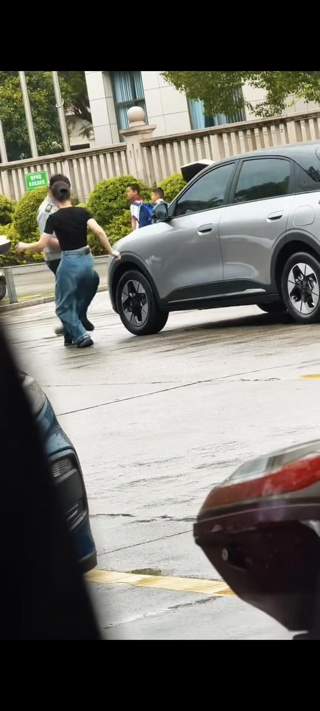 小区里撒野踹保安的女司机怎么就不明白，这不是她可以肆意妄为的家啊！在家可以被丈