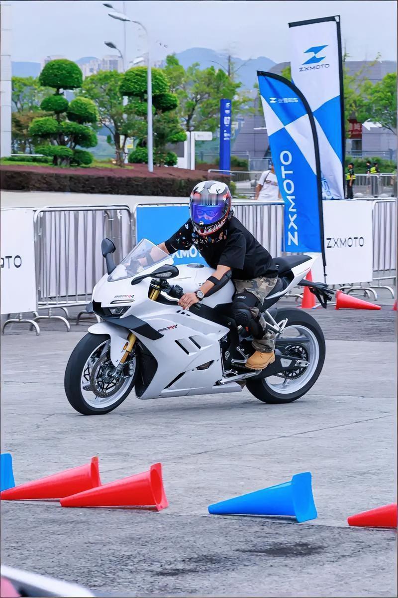 这是中国机车在国际顶级赛场上的又一次硬核输出，张雪机车在WSBK荷兰站Wo