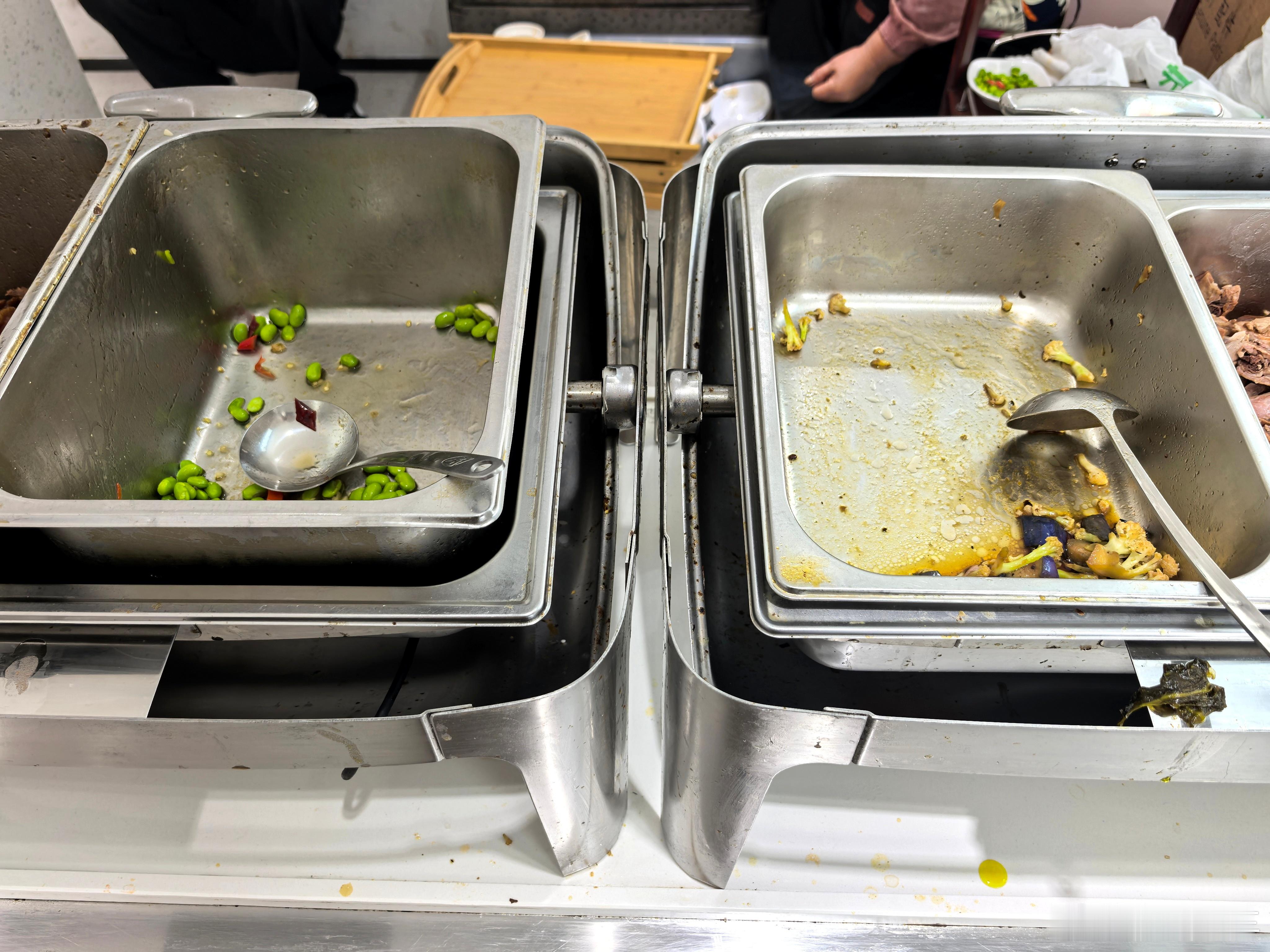 今天来鸿蒙智行吃饭啦，这里的人是真多啊，菜都空了，还好还有我喜欢吃的肉，简简单单