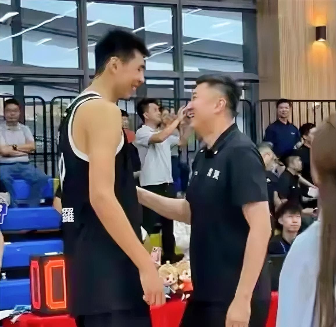 徐昕离开广东租借广州队后，首次面对杜峰，双方表现的“特别”热情。两大徐中锋正面对