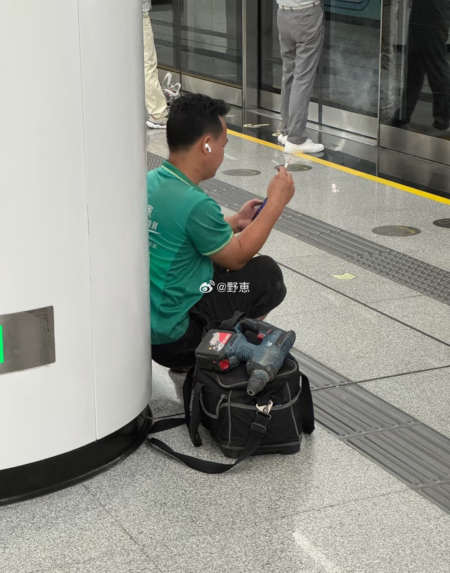 公共场合，他自己不觉得尴尬吗？