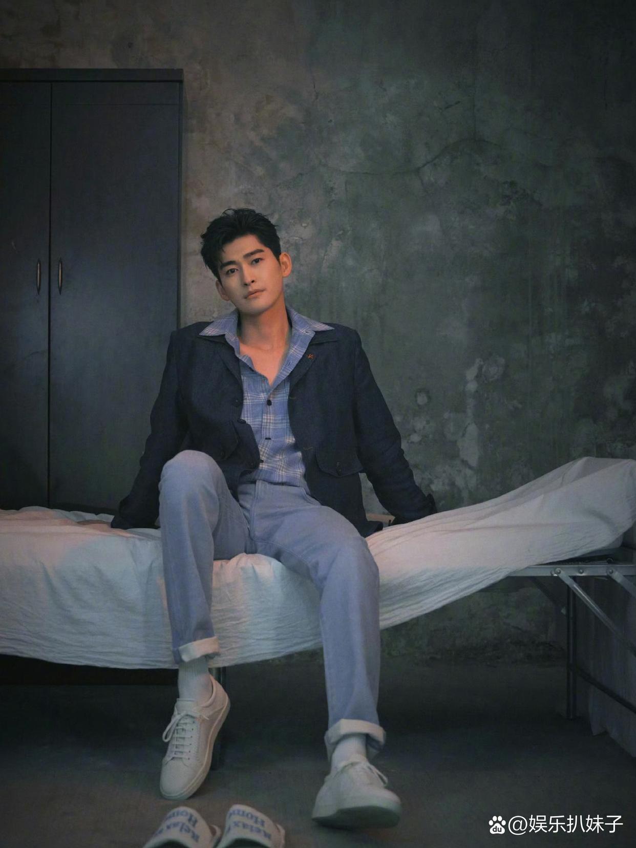 1.张凌赫最近各种被扒，连大学时期的公众号文章都被扒出来了，还有其它一些有争议性