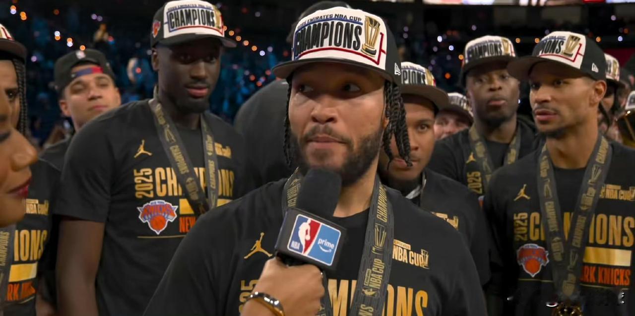 布伦森情商真高啊！今天，尼克斯队力克马刺队拿下NBA杯冠军，布伦森当选MVP