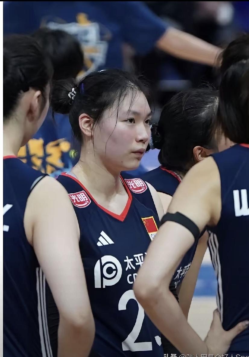 女排亚锦赛张籽萱落选也是无奈之举，两年来的培养新人不只张籽萱这个位置，起码主攻和