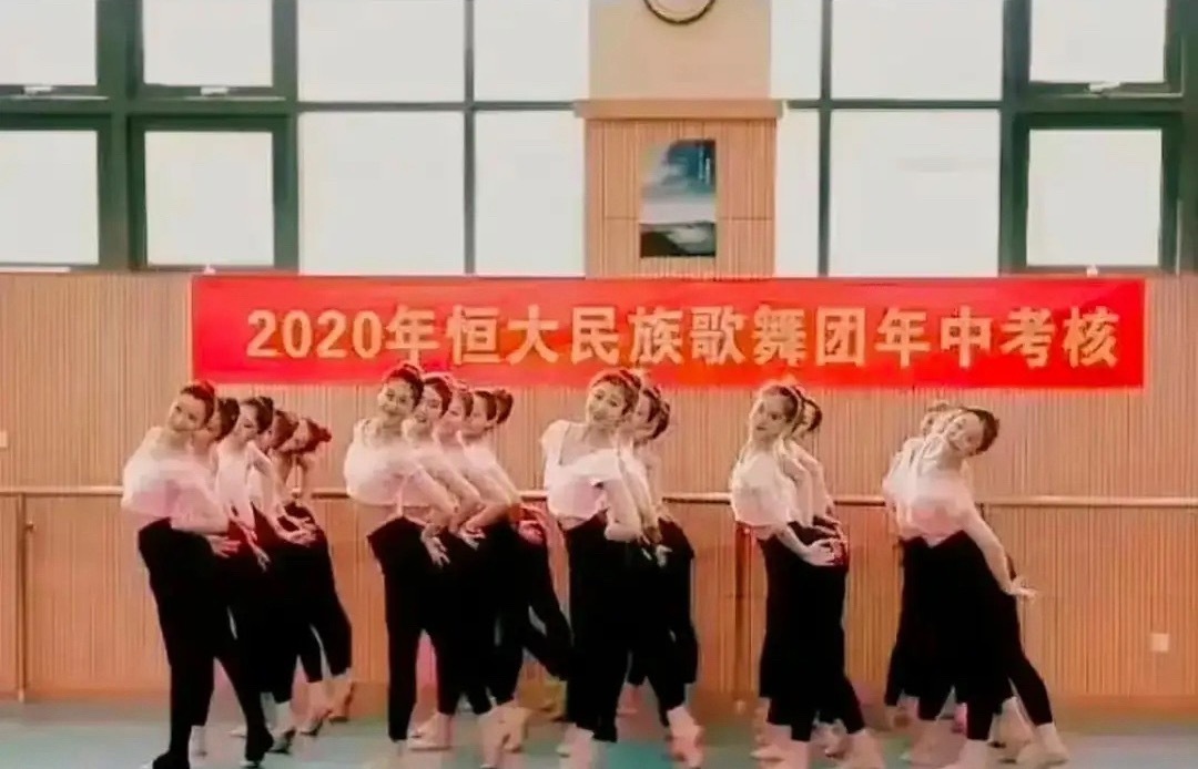 据说恒大歌舞团不是一般人能看到的！一般只有老板或者重要人物来的时候才会亲自表演！