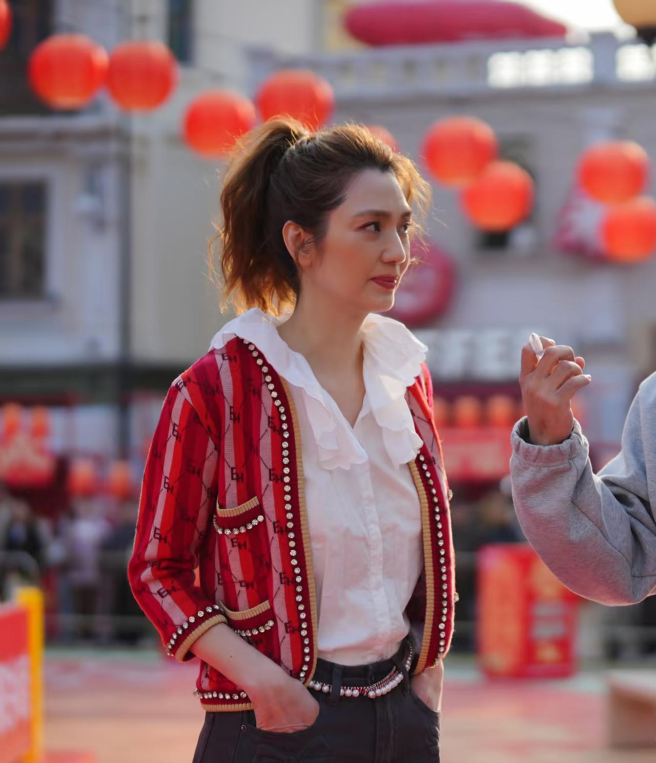 离开了美颜和滤镜的洪欣，虽然没有视频里看着那么年轻漂亮，但本人个子高皮肤白是典型