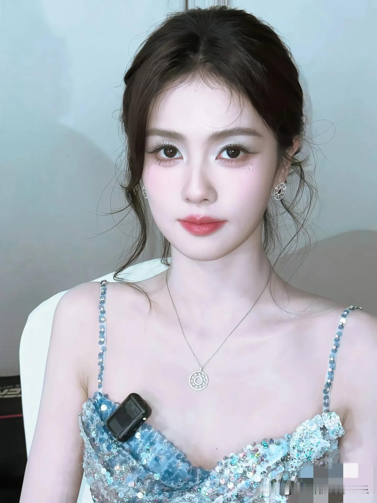 白鹿最绝的不是她当红一线女明星的身份。而是骨子里的温柔和心软!白鹿半夜凌