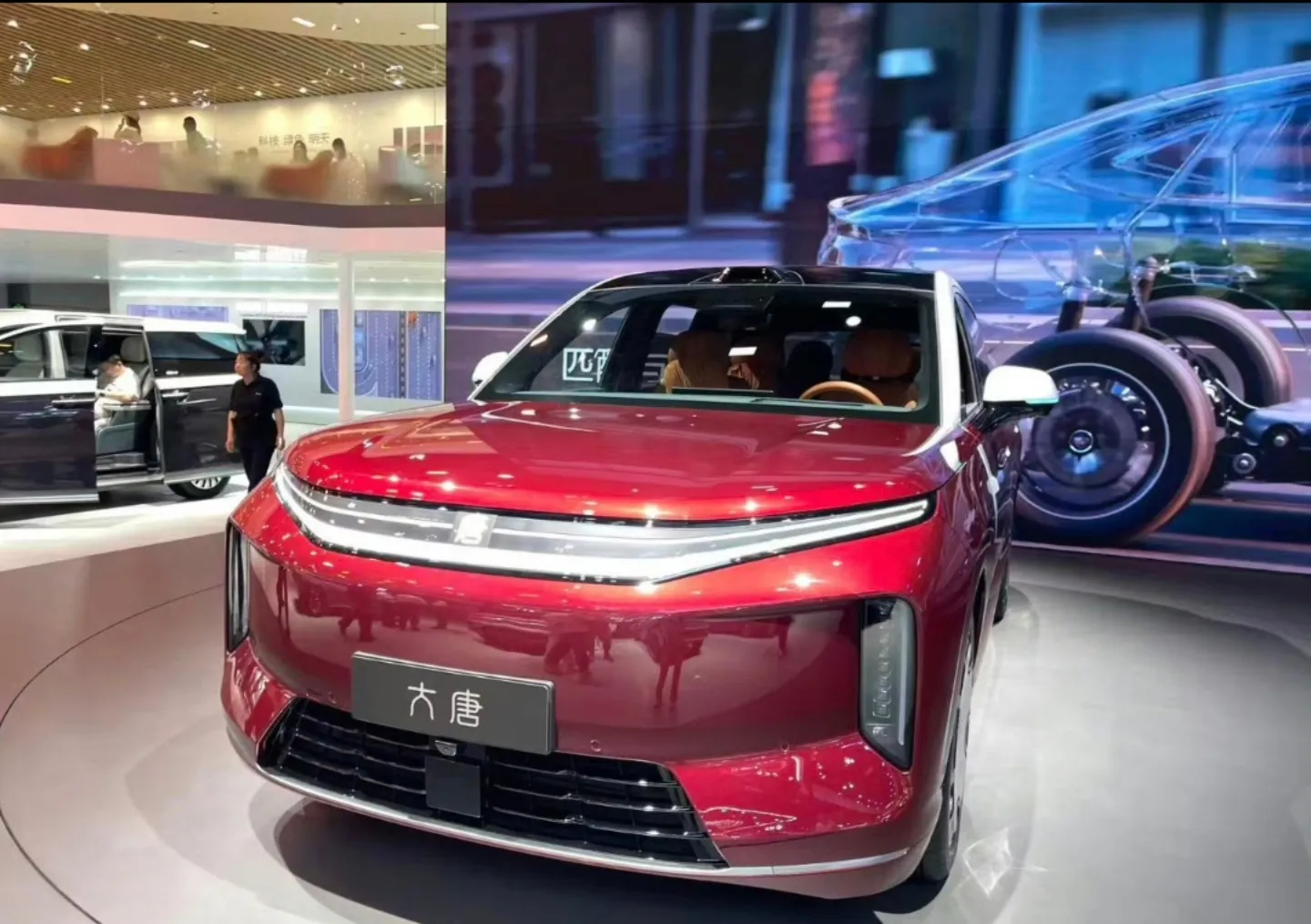 这次北京车展，比亚迪是真的“铺满全场”。