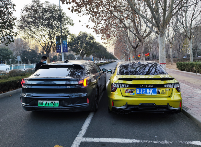 领克和领克大哥，这么一对比，感觉03+只有五菱迷你的宽度，001比辣馒头还宽