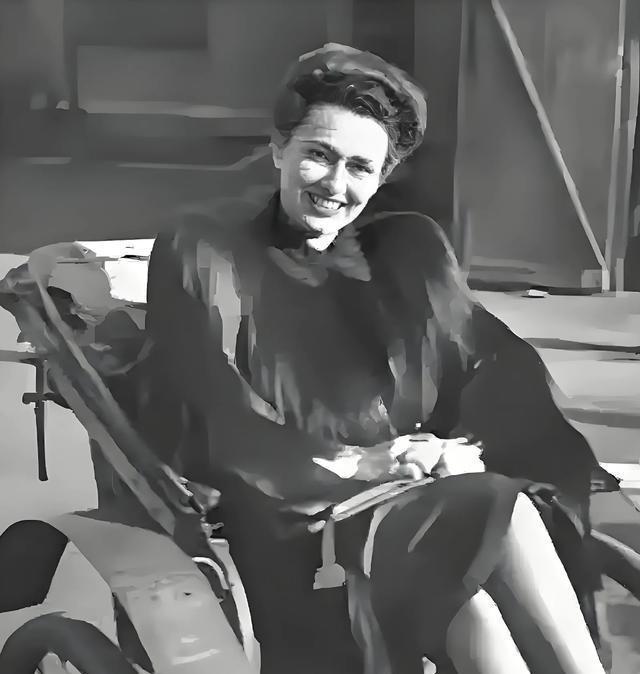 张宗昌和俄国武官打牌，俄武官输得精光，这时张宗昌说：“你欠我的钱我不要了，你把她