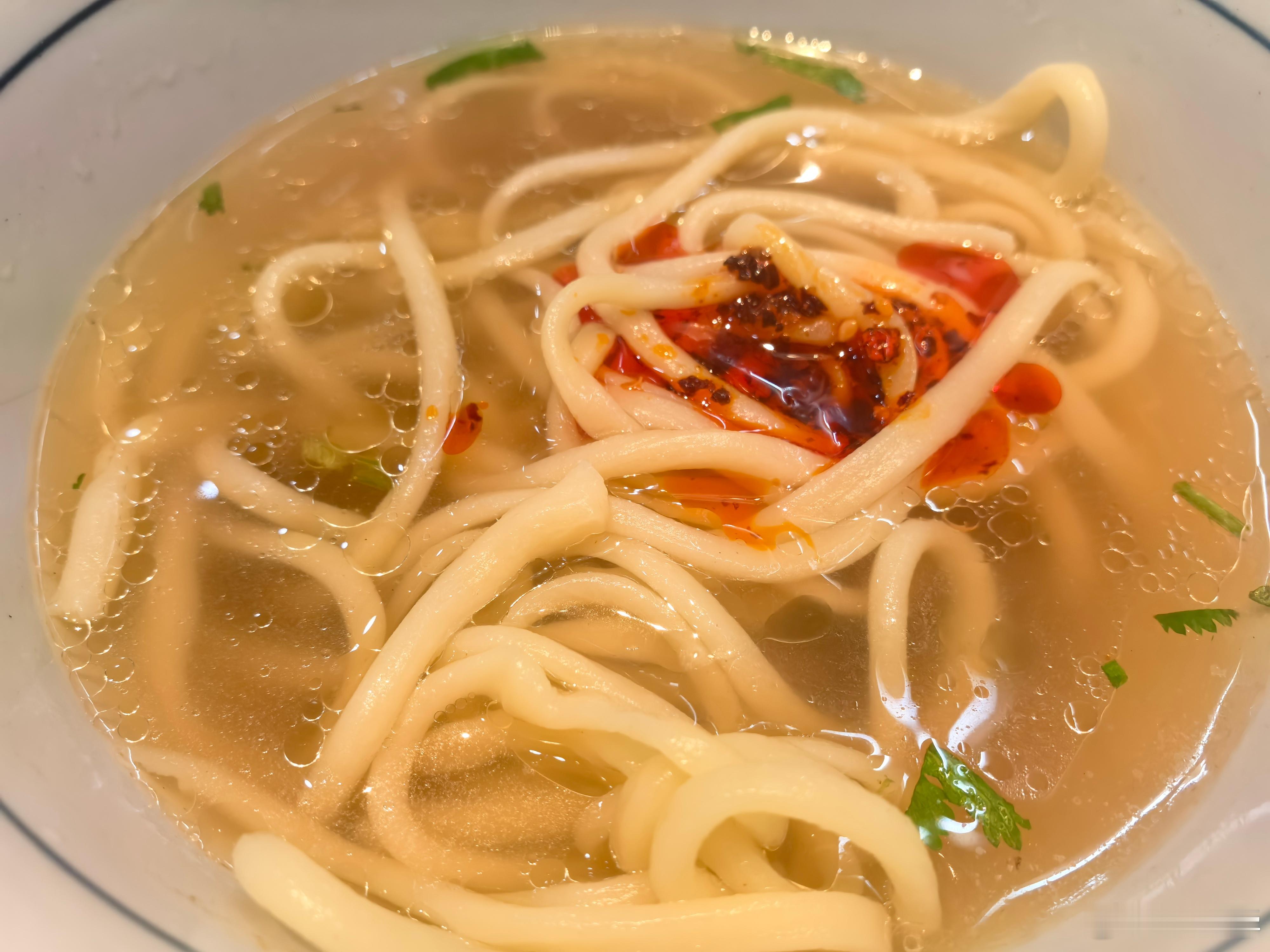 谁说咱们不能零元购了？今天中午和几个朋友来到一家面馆，本博不吃午饭，于是问老板，