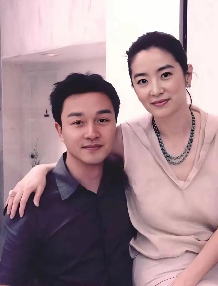 这就是传说中的人间绝色，林青霞被称为100百一遇的美女，张国荣则是50年一遇的美