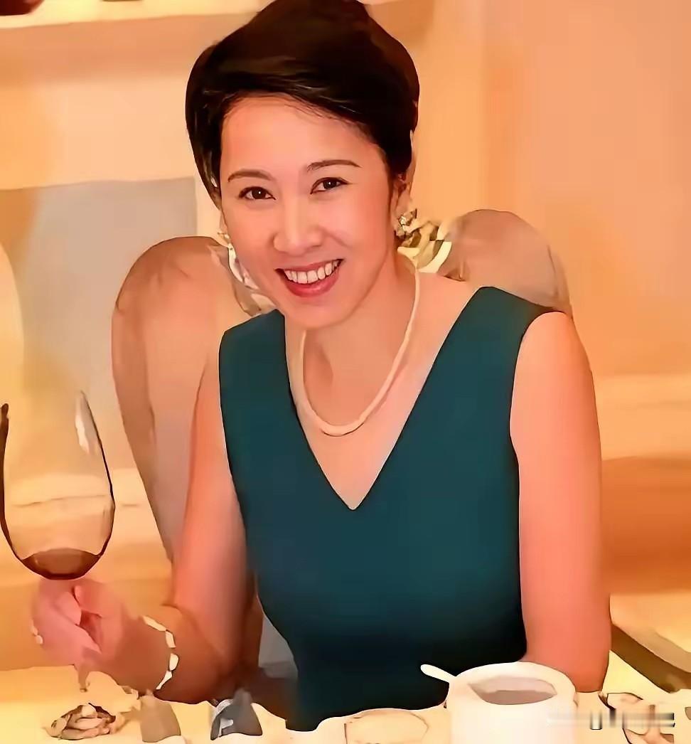 闹了几个月，黄一鸣这事终于消停了，王思聪他妈怕是长舒了一口气前首富家庭，被一