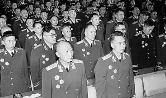 1955年大授衔结束后，王必成闷闷不乐，陈毅叫住：“怎么了？嫌中将低了？”王必成