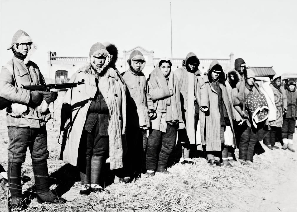 1948年11月，震惊中外的辽沈战役结束。一名解放军战士端着缴获的美国汤普逊冲锋