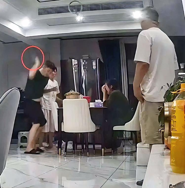 太让人寒心了！这男的根本不配当丈夫，不如一辈子跟游戏过算了！妻子刚因胎儿畸形引产