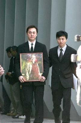 黄霑葬礼上，一张罕见的留影，这张照片拍摄于2004年12月1日，地点在香港歌连臣