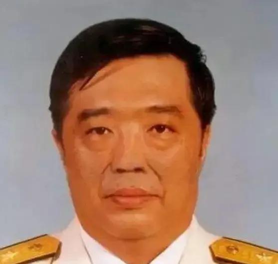 1998年，香港，贺龙之子贺鹏飞，看四下没人，闪身冲进一间商人办公室，凑到那人耳