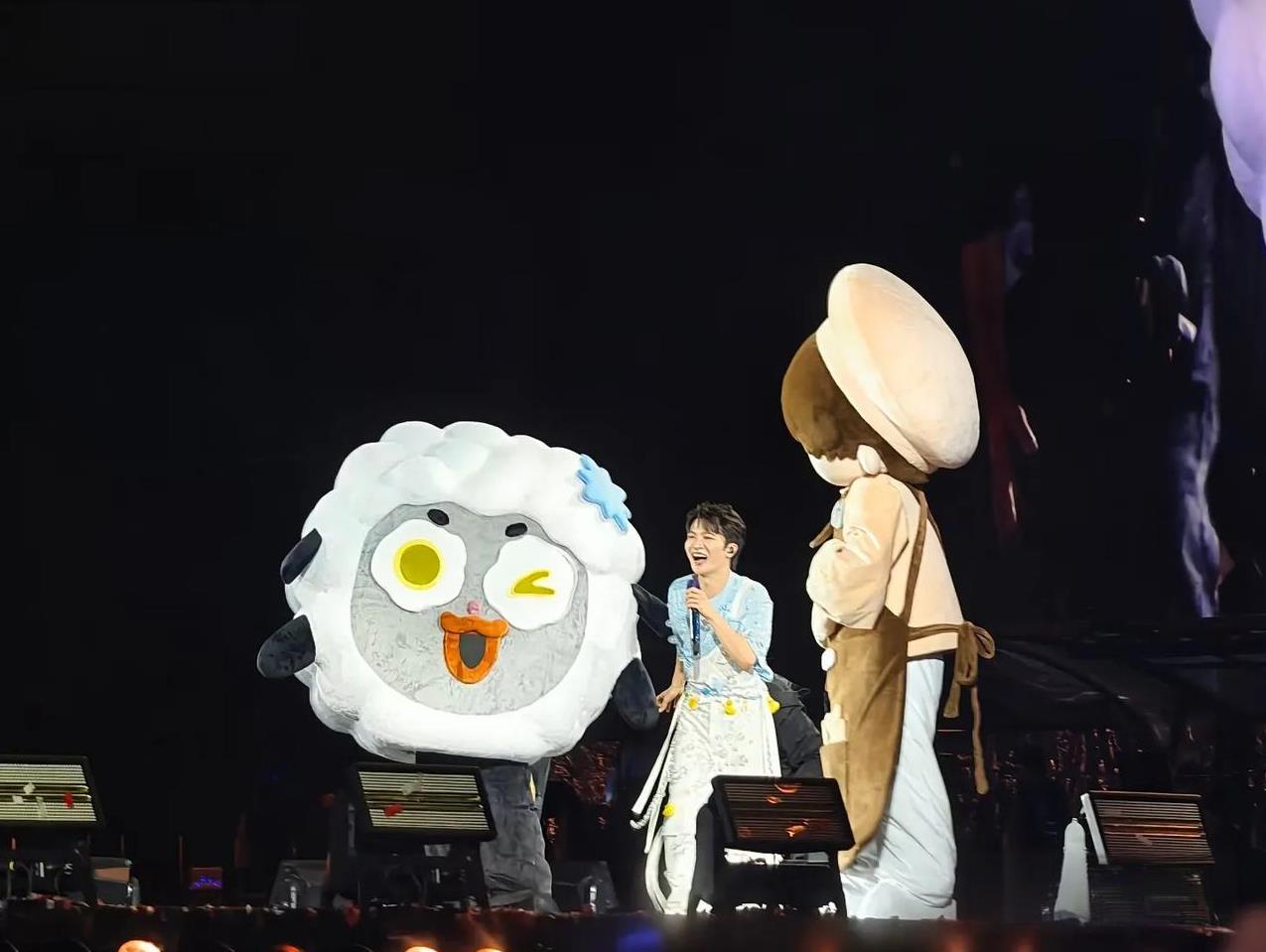 周深哈尔滨演唱会点歌环节！第一位是哈尔滨的小张19年的时候开始听周深的歌，是