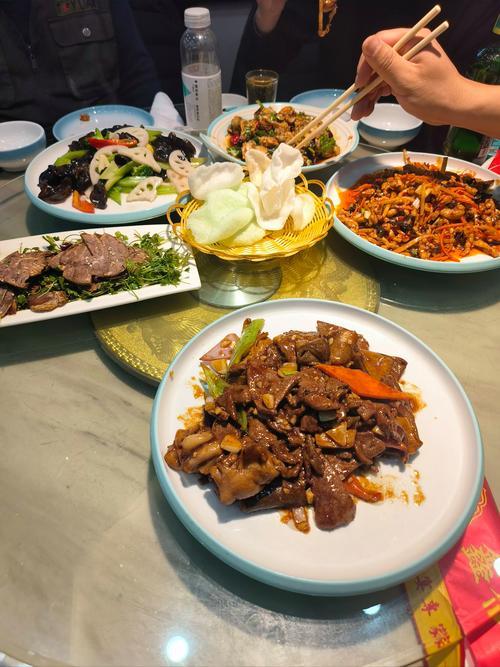 给我滚回来！和老婆吵了一上午架，在家里气的肚子鼓鼓，出了门反倒觉得肚子饿了，找