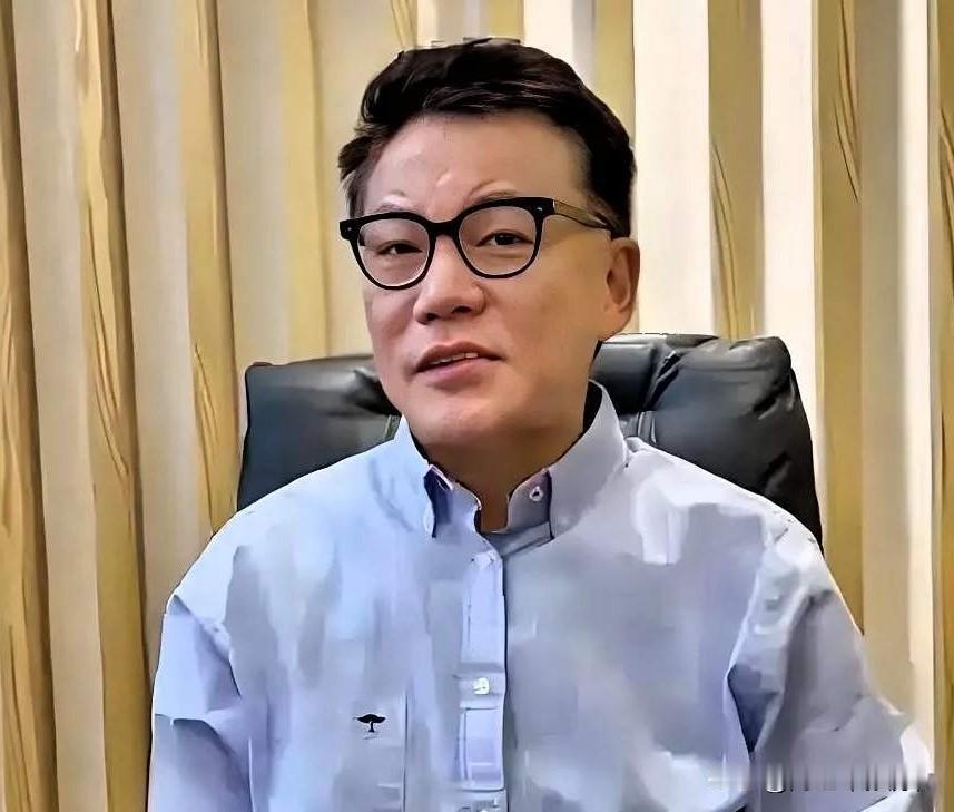 李国庆再婚彻底放飞！聚会踩椅蹲坐吃饭，张丹红尴尬扶人满脸通红聚会现场，