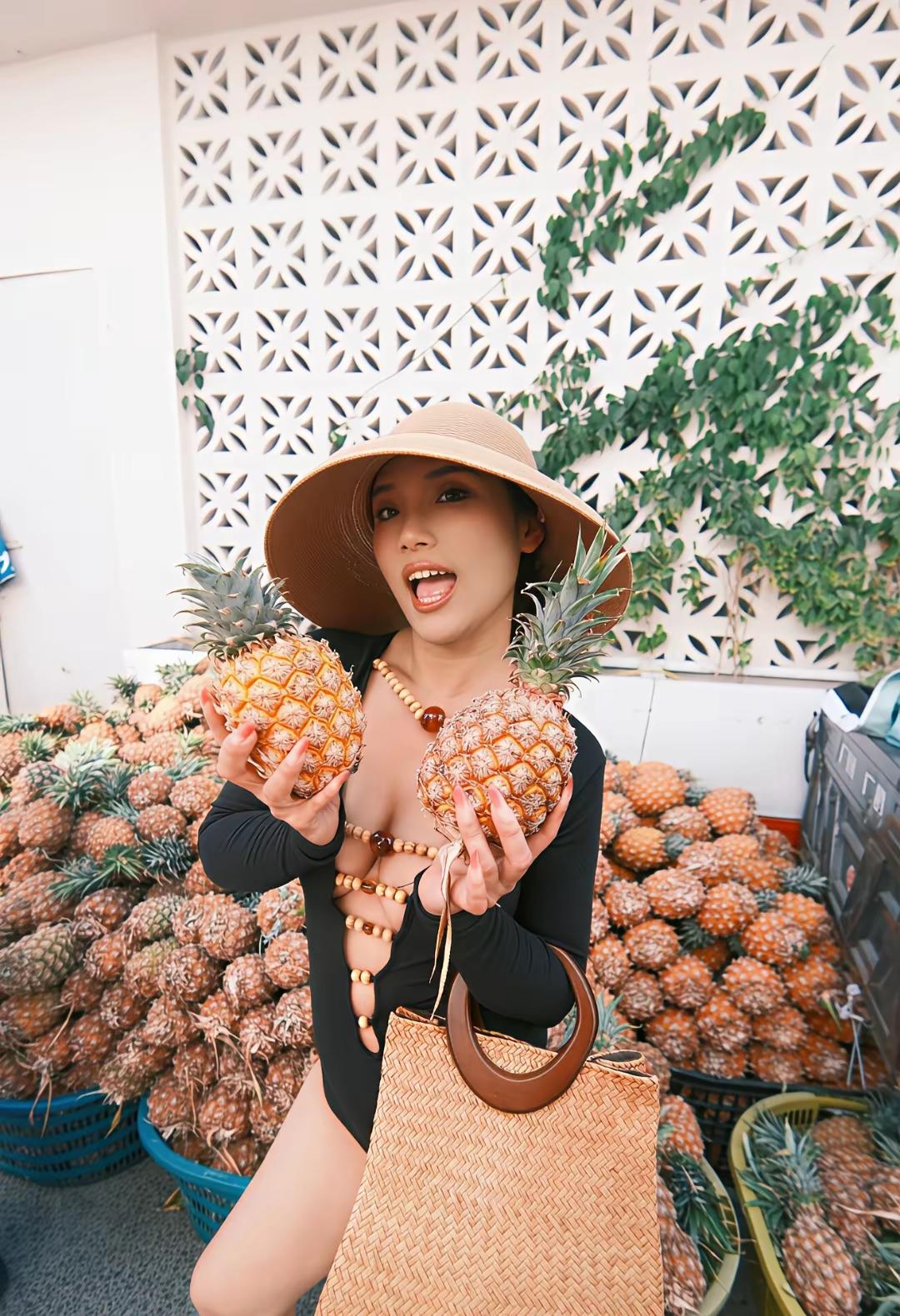 金冠玉露香，玉女捧芳菲。