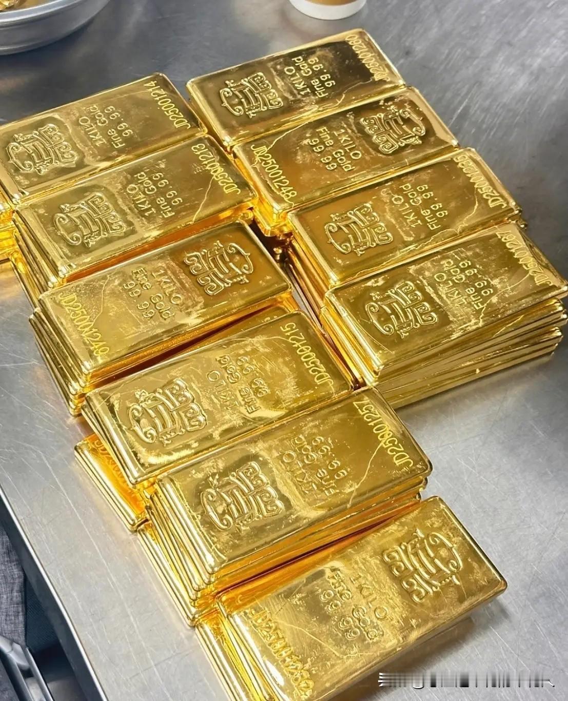 有个做了七年黄金生意的舅舅，昨天特意苦口婆心地跟我掏心窝子：要是手里囤了100克