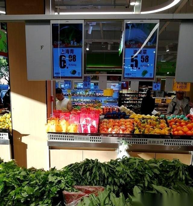 今天差点被手机给骗了。真的，就差那么一点点，我就信了网上说的，上海菜价已经上天