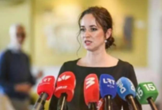 立陶宛女总理鲁吉涅内这是演不下去了，竟公开喊话威胁。事情的根源，还是2021年他